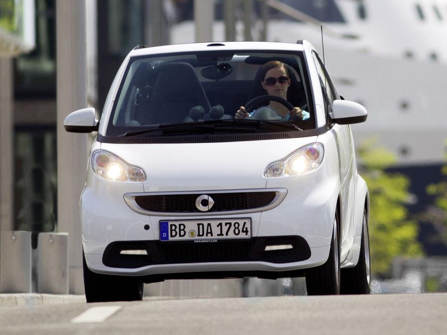  Smart ForTwo Cabrio Edition Iceshine 2012 года  (фото 12 из 19)